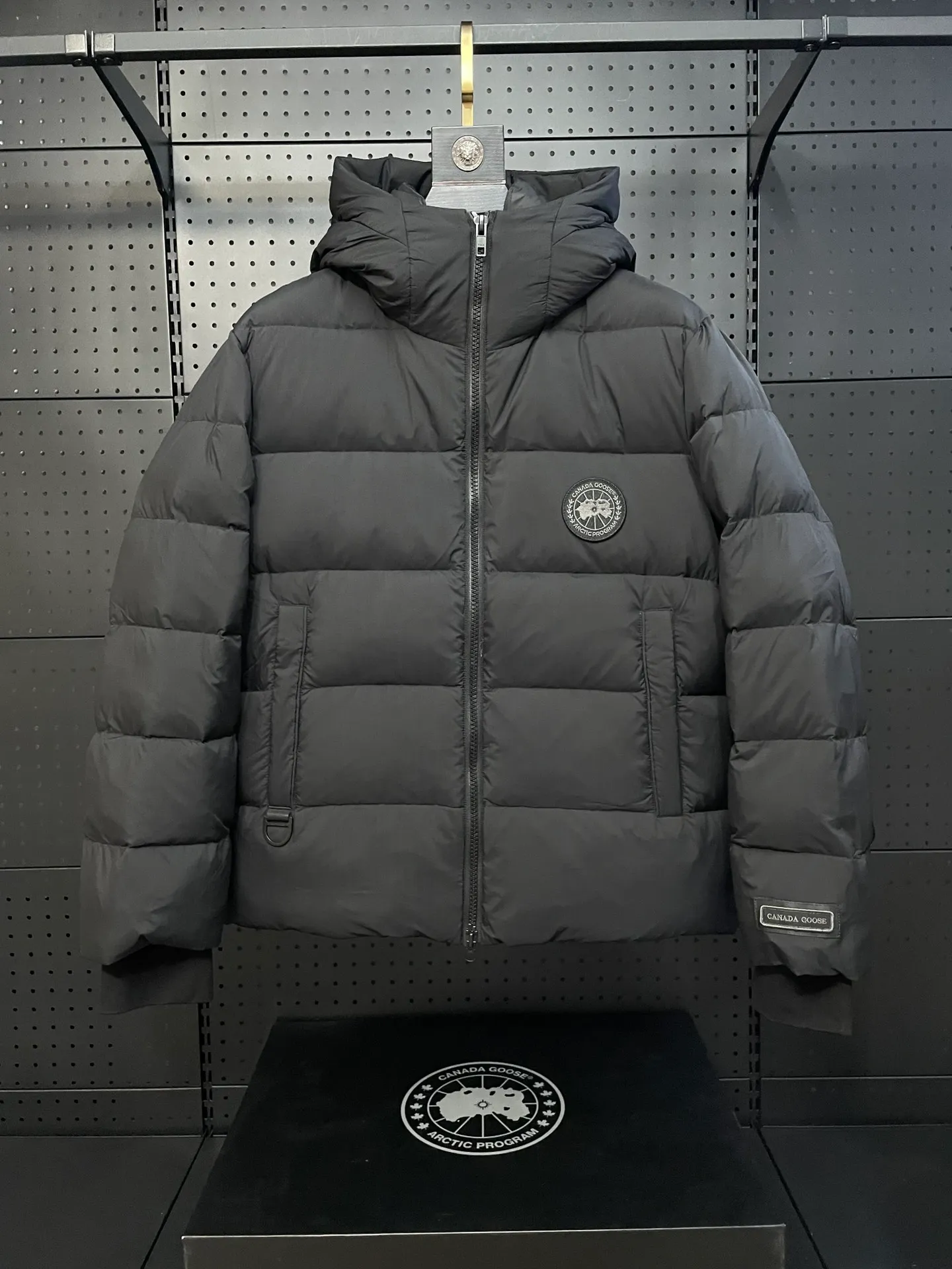 P860 Ouyang Nana second generation Canad goose black label down jacket is a must-have goose black label down jacket in the outerwear industry! The latest designer styles! The goose down jacket has always been a popular element of fashion and is loved by experts from all walks of life! Fashionable hooded cut, high-end customer-supplied fine goose down, high resilience, smooth zipper, strong and firm. Pockets on both sides can store small items, free your hands, and you can go out without worries. It can also meet the need of putting your hands in your pockets👏👏Produced by Big Goose, it can be used as a group uniform by many celebrities. This down jacket uses a double-layer anti-down lining design, which has strong windproof performance and will be very warm in winter! New standard 90% goose down filling, high fluffiness, windproof hooded design. When walking outdoors, pull the collar to the highest position, put your hands in the pockets and it will be very warm. It can be easily controlled by all body types! The interior is equipped with an elastic snow skirt design for better wrapping. The simple and neat style design highlights the masculine temperament. The impeccable style is classic and never goes out of style. It is warm and practical, and it is versatile! You can enter with your eyes closed!    Size: XS-XXL